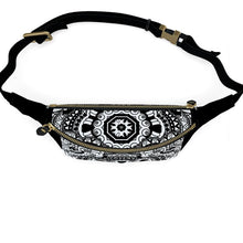 Carica l'immagine nel visualizzatore di Gallery, Marsupio in pelle a linea Multi grafica