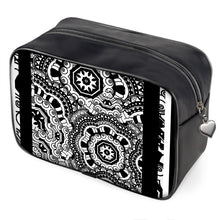 Carica l'immagine nel visualizzatore di Gallery, Wash Bags in pelle o in vinile linea Multi grafica