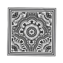 Carica l&#39;immagine nel visualizzatore di Gallery, Foulard in seta  linea Multi grafica
